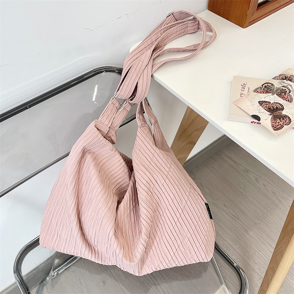 53182 Korean niche canvas bag for women, 2025 New large-capacity commuter crossbody bag, adjustable single-shoulder bag Application Scenario