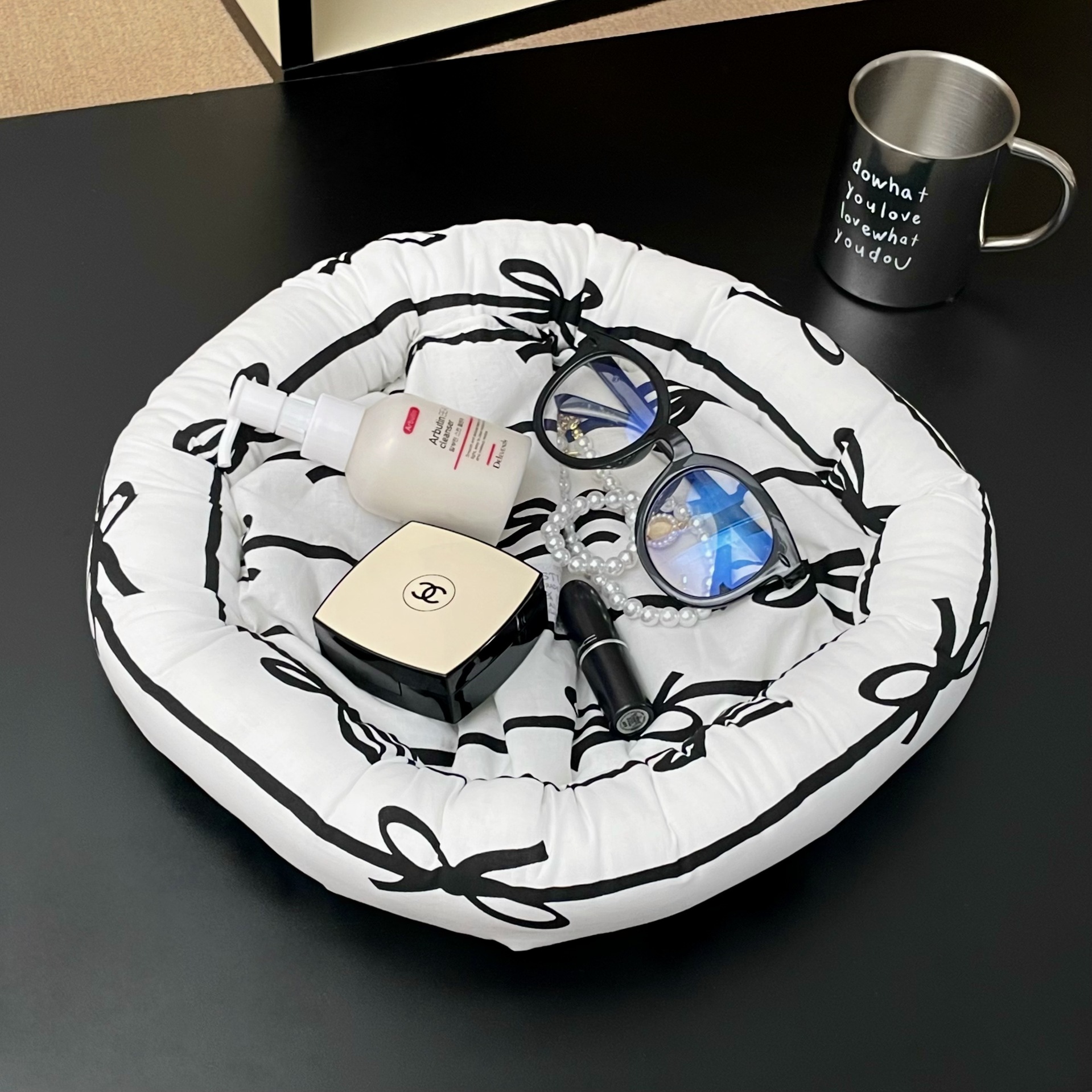 An ins desktop fabric storage plate, a Korean niche Instagram-style handcrafted bedroom jewelry, accessories, sundries and lipstick organization plate full figure