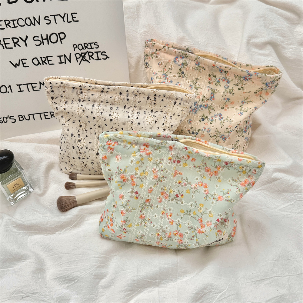 410123 Fresh Floral Canvas Makeup Bag, Women's Portable large-capacity Travel Toiletry Bag, Skin care product storage bag full figure