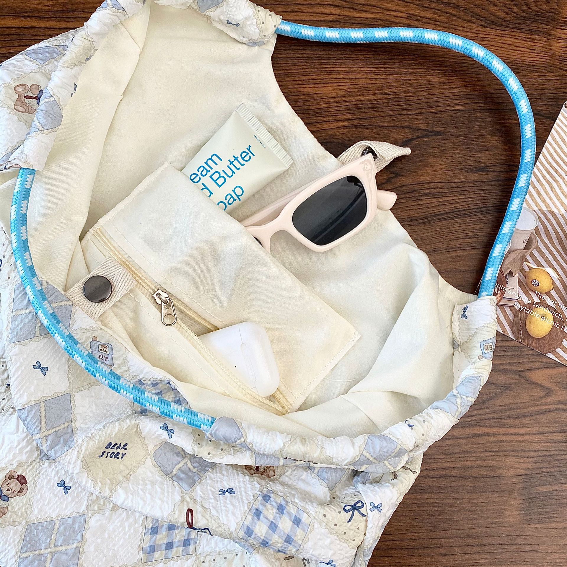 Cartoon pleated hand-held bag, cool summer travel, cute animal canvas bag hand-held bag, large capacity drawstring fabric bag Application Scenario