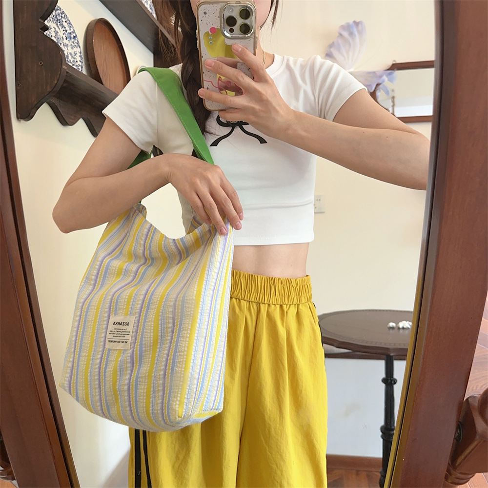 46103 Pleated striped color-blocking single-shoulder bag, fresh and versatile, large-capacity canvas bag, schoolbag for female students details Picture