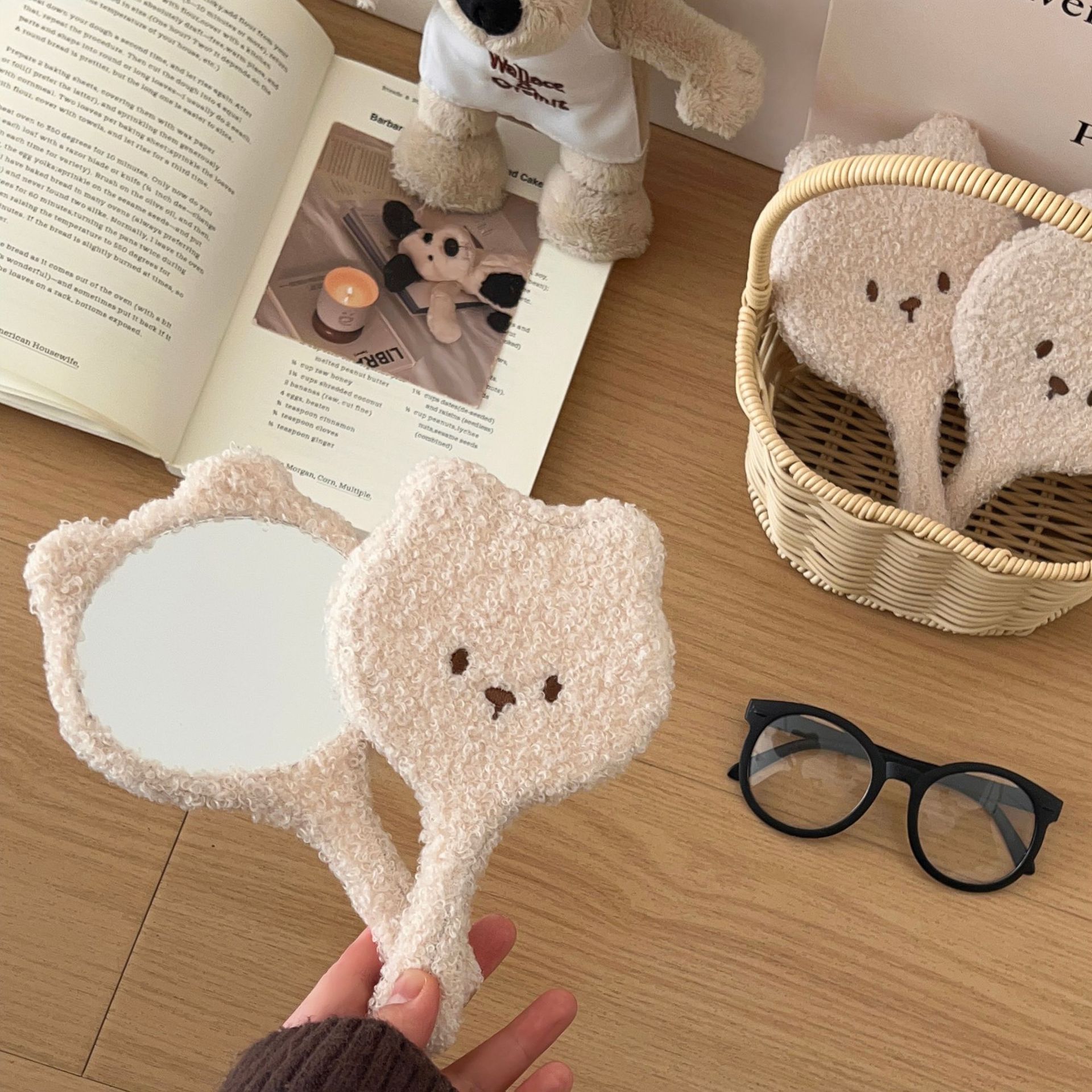 Cute and fluffy little bear handheld mirror, portable high-definition makeup mirror, handheld touch-up mirror, student beauty mirror details Picture