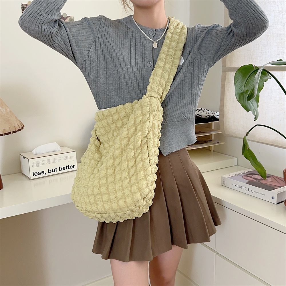 39133 Bubble pleated Commuter Bag, large capacity crossbody bag for Women, 2023 New style canvas Bag for college students' classes Specification drawing