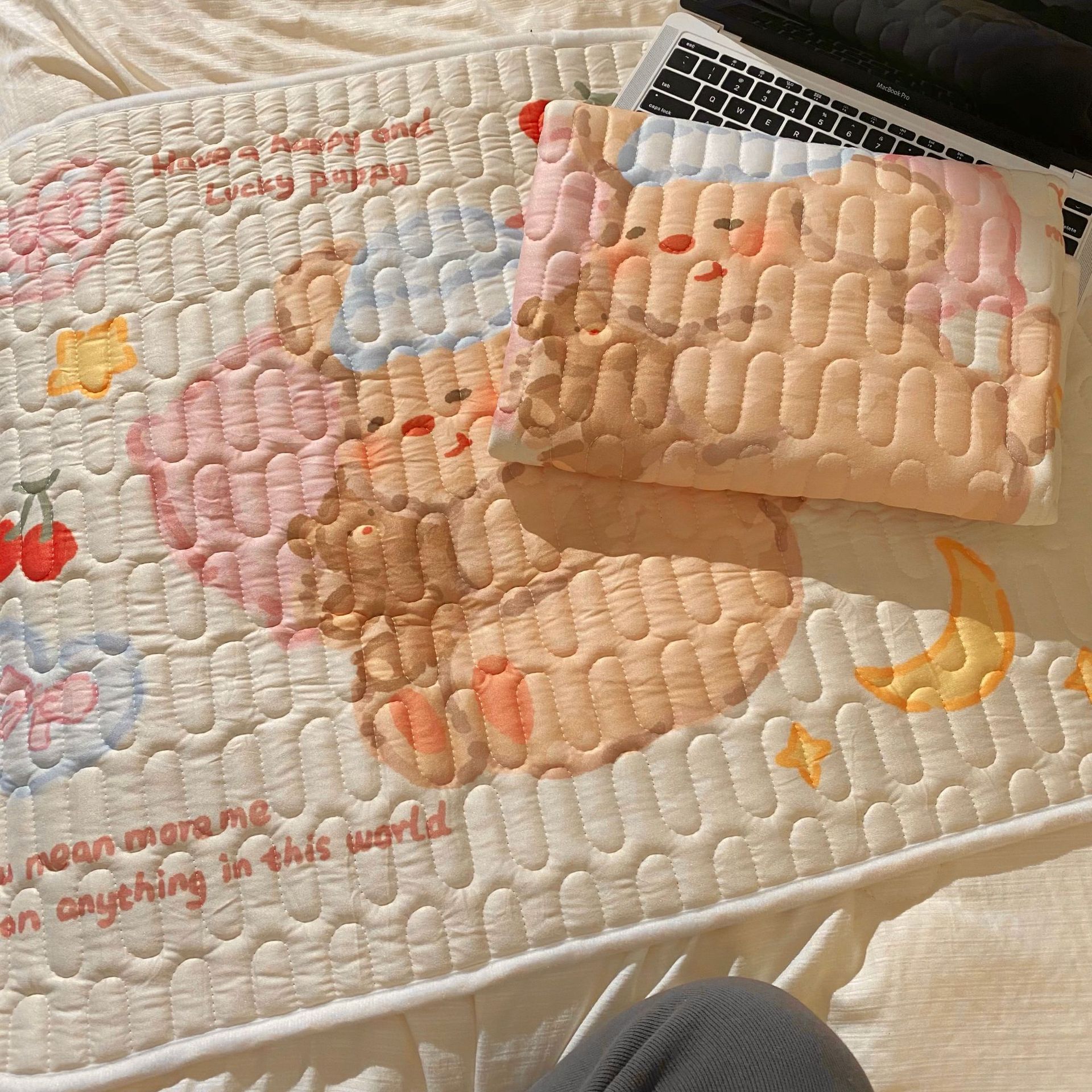 Original best-selling cartoon menstrual pads, women's mattresses during menstruation, leak-proof pads, urine-proof pads, adult waterproof and washable details Picture