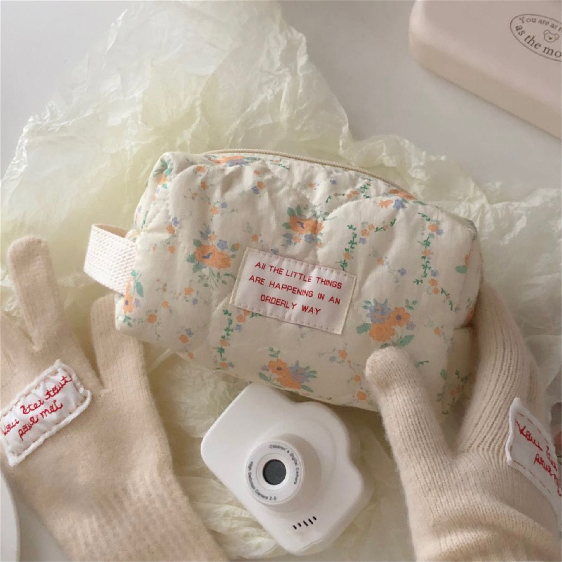 Gentle apricot-colored floral makeup bag, ins large-capacity portable handbag, student storage bag for traveling to South Korea details Picture