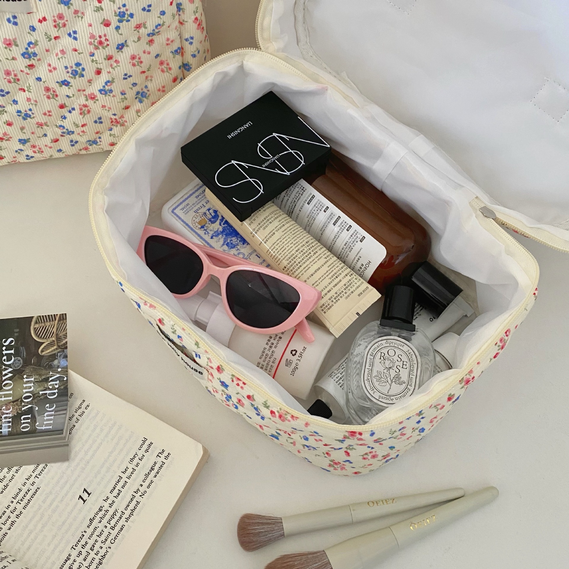 Corduroy floral makeup bag, large-capacity hand-held toiletry bag for women, portable skin care product storage bag for going out, storage bag Application Scenario
