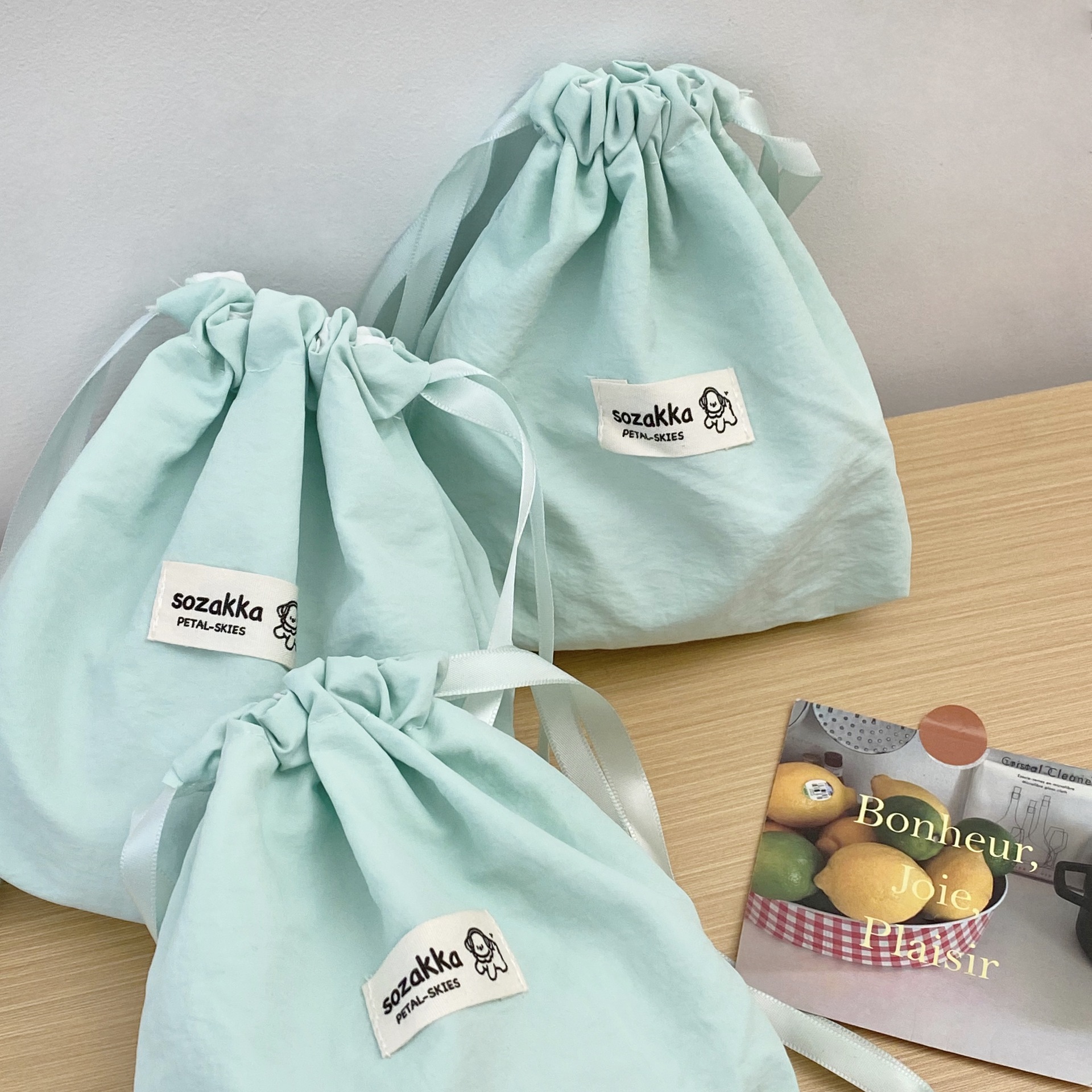 Simple solid-color drawstring bag, cute puppy drawstring storage bag, lipstick, headphones, small bag. When going out, carry the bag hand in hand details Picture