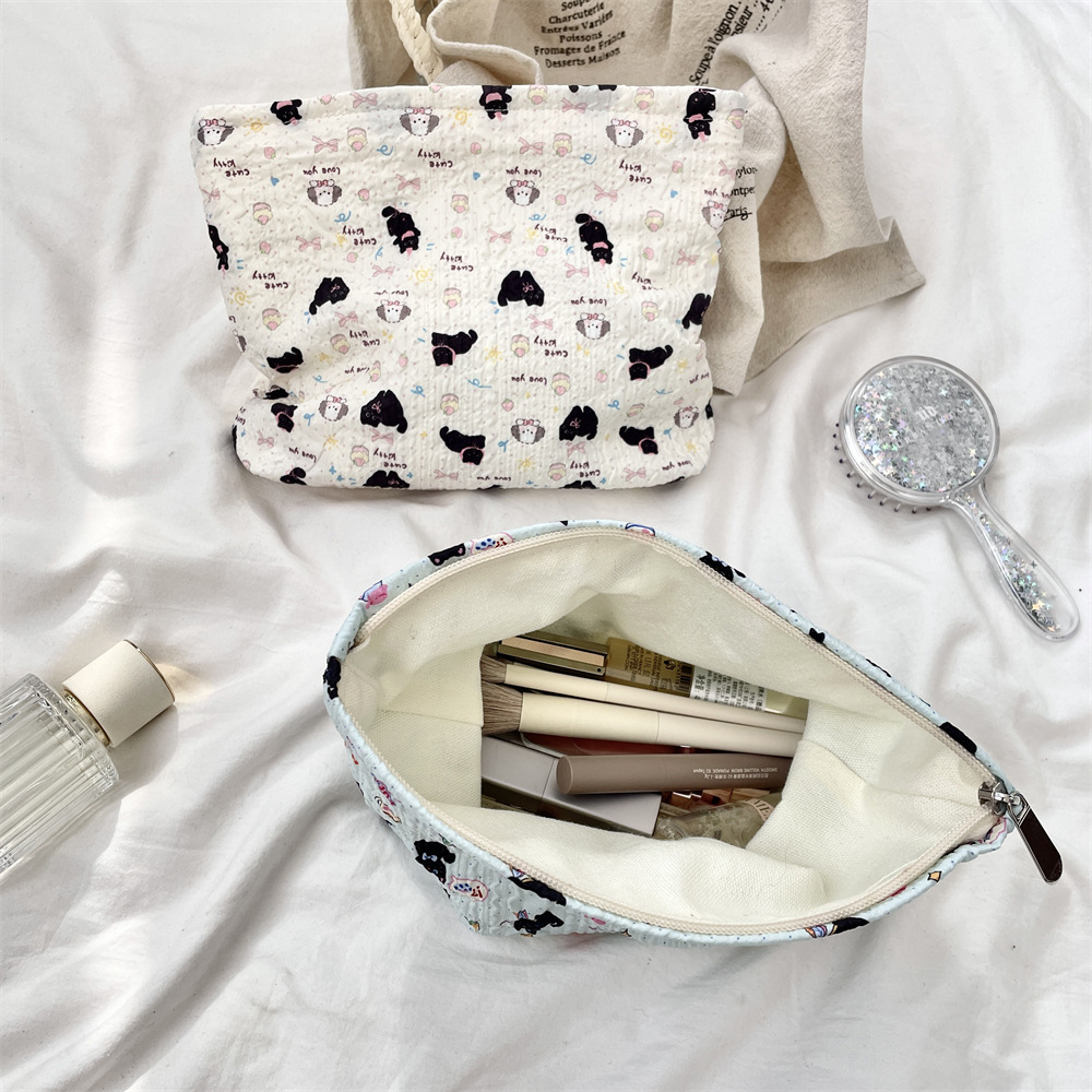 53312 [Copyright Edition] Embossed Cartoon Pattern Large-capacity makeup Bag, Travel Toiletry Storage Bag Inner Liner Application Scenario