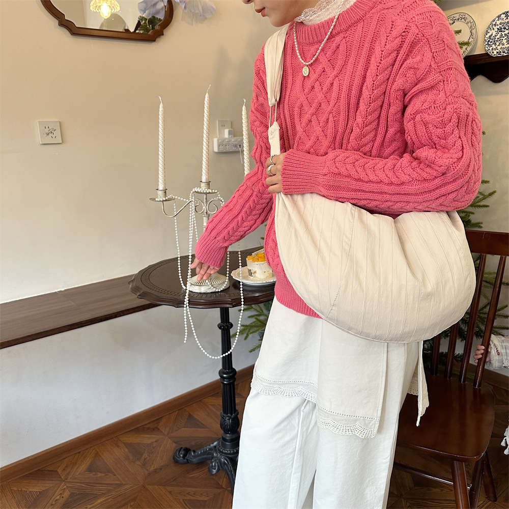 52212 Simple and niche commuter dumpling Bag, large capacity crossbody bag, ins single-shoulder bag, solid color sports underarm bag Application Scenario