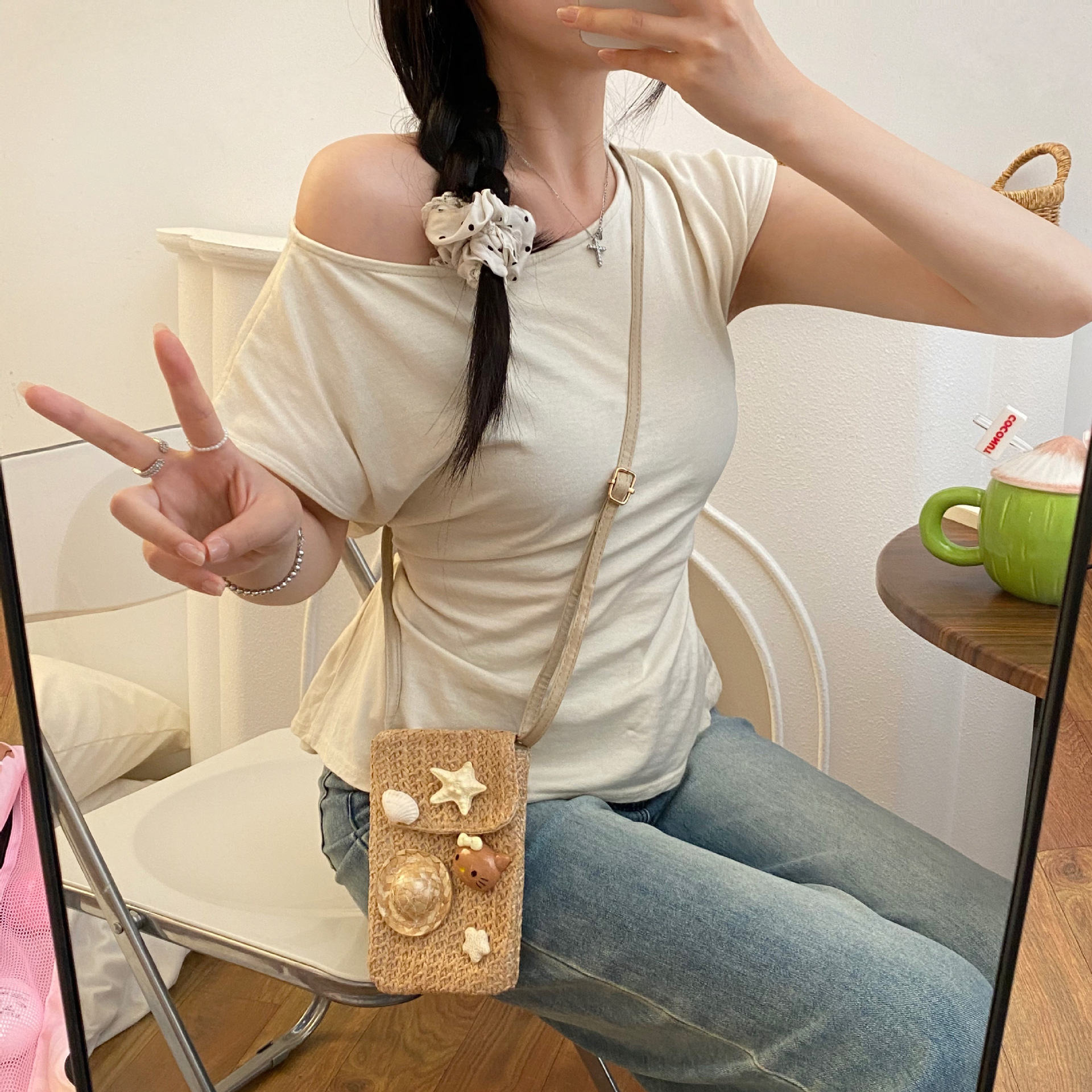 New beach straw woven bag, starfish shell hand-woven mobile phone bag, vacation travel and walking crossbody bag, small bag Application Scenario
