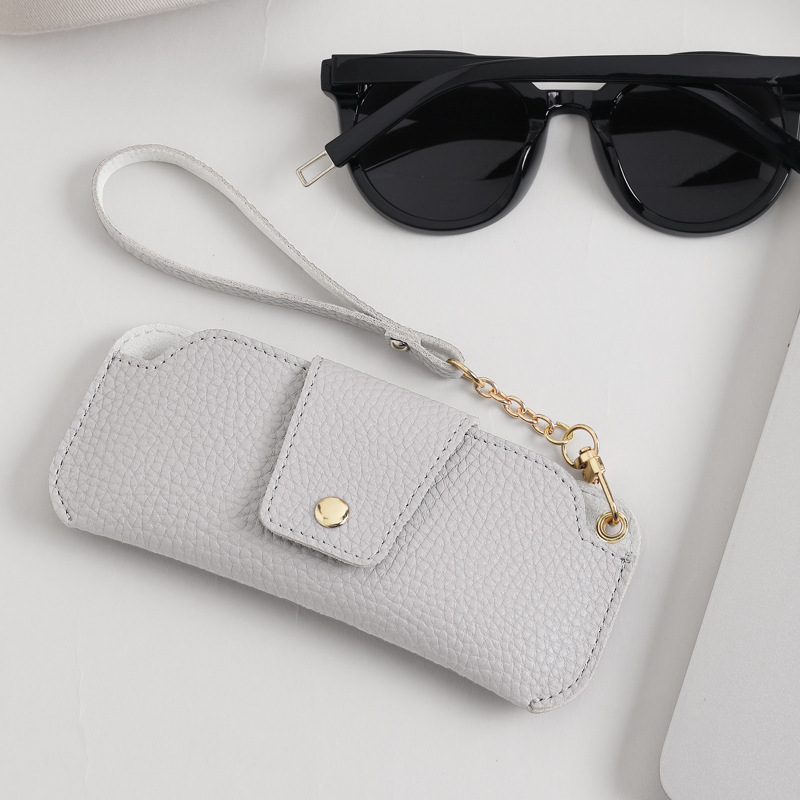New minimalist PU leather outdoor travel lanyard portable sunglasses case leather myopia glasses case Application Scenario