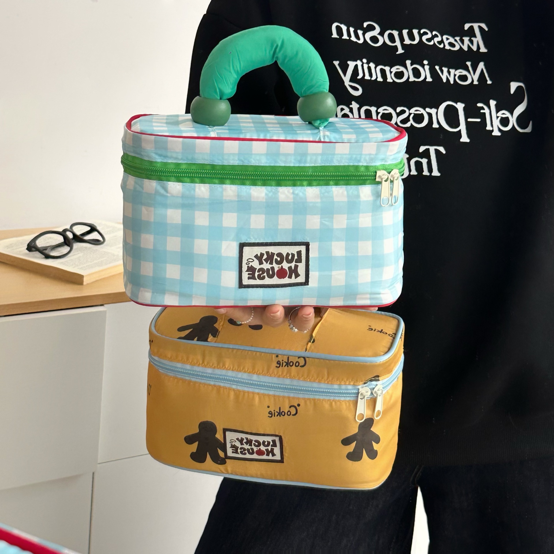 Lucky color-blocking makeup bag, ins style, high appearance level, green checkered travel portable large-capacity toiletry bag and storage bag details Picture