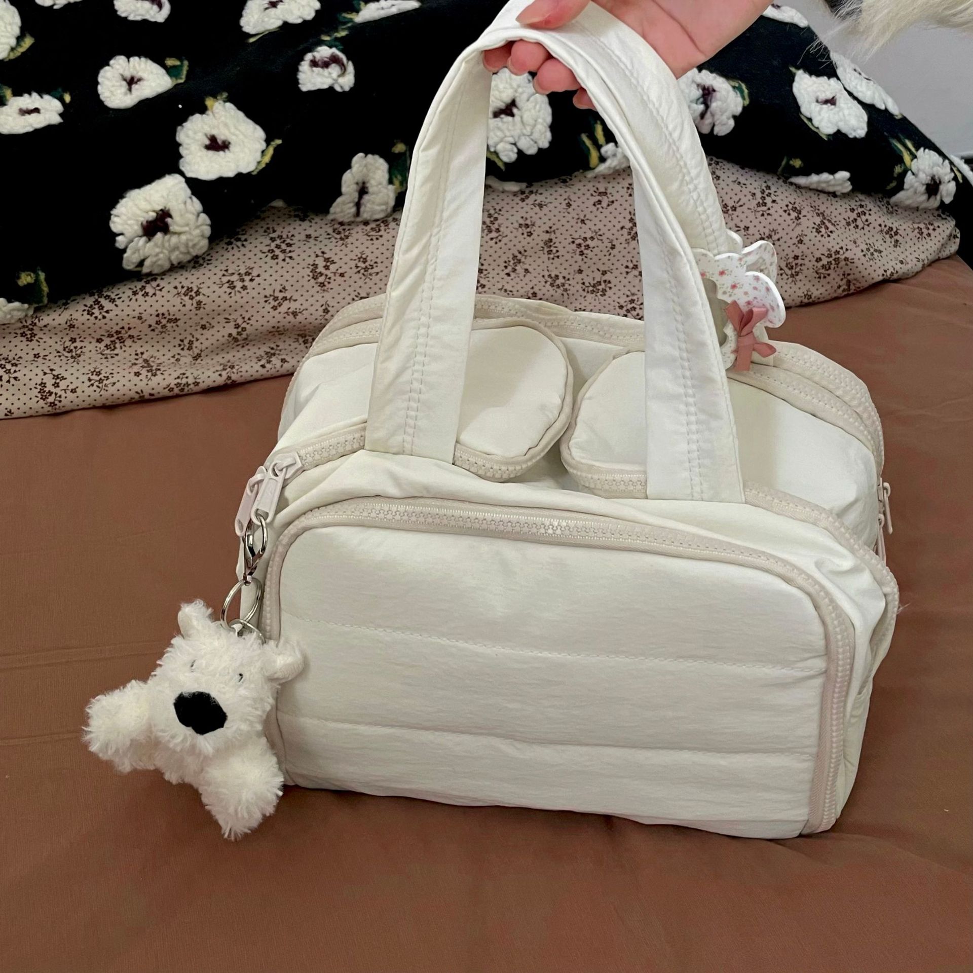 Fashionable and simple makeup bag for women, 2024 new portable, lightweight, large-capacity, zoned storage bag, travel toiletry bag Item Picture