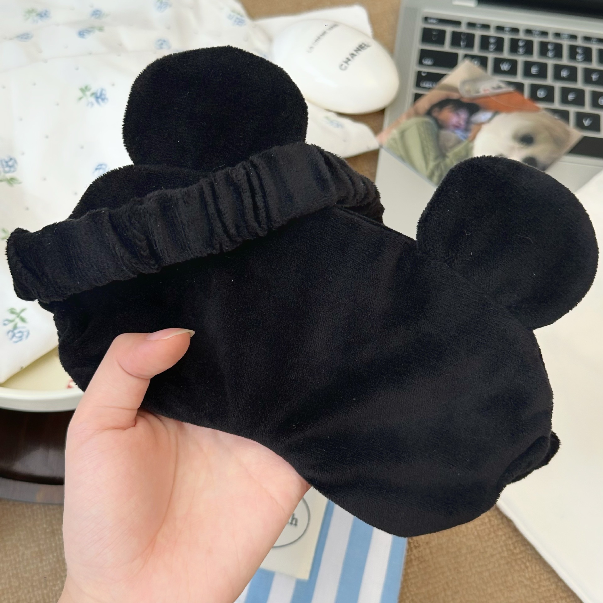 Mickey Cartoon eye mask, breathable and comfortable for midday rest and sleep, special light-blocking eye mask for sleeping, travel hair band, dual-purpose for washing and grooming Application Scenario