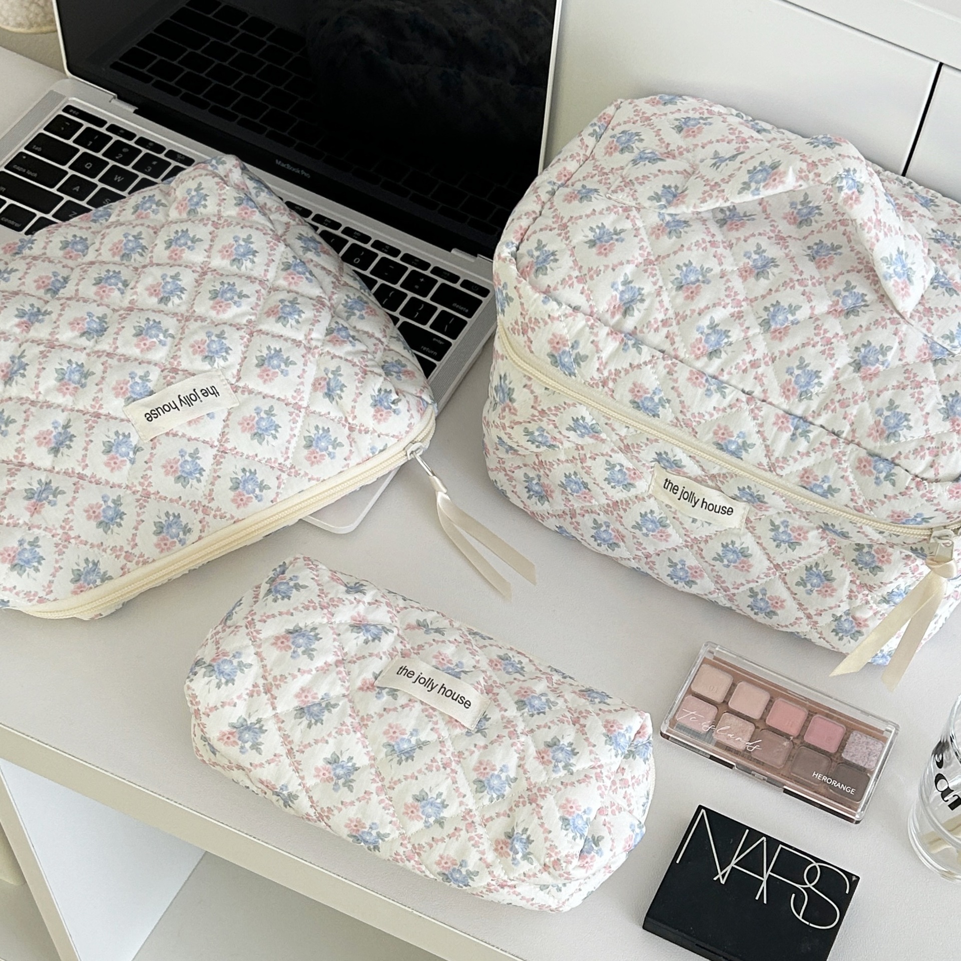 New floral makeup bag with a girlish heart, large-capacity cosmetics storage bag, portable travel toiletry bag and clutch bag details Picture