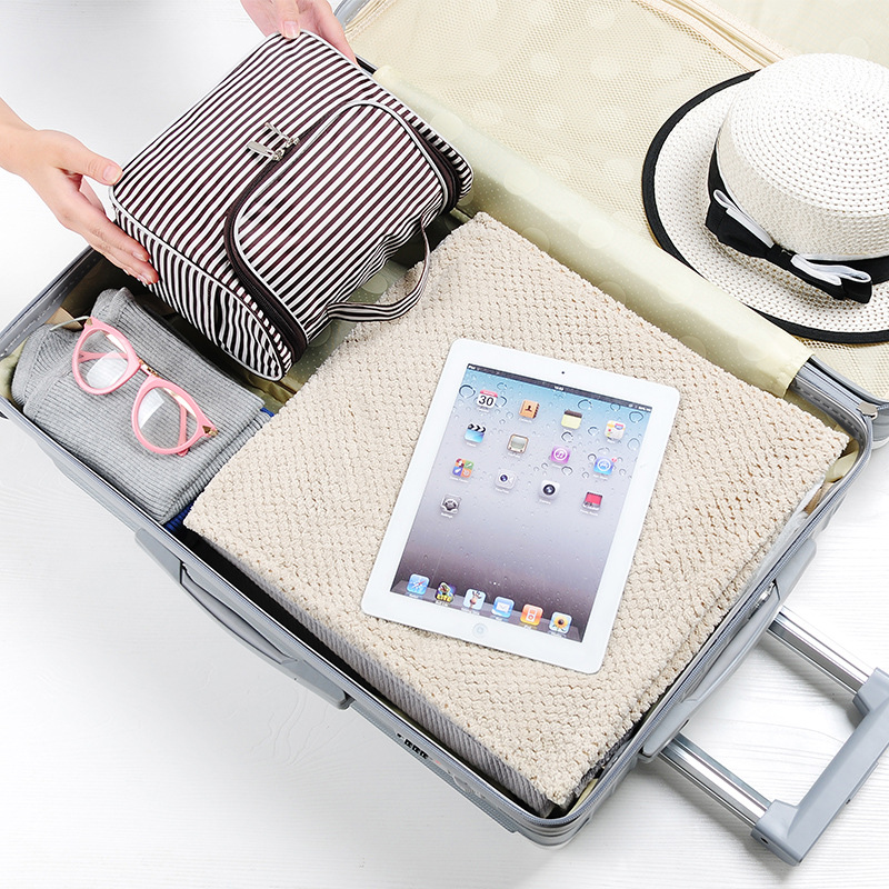 Korean-style business trip toiletries bag, portable outdoor toiletries storage bag, waterproof cosmetics storage bag for business trips Application Scenario