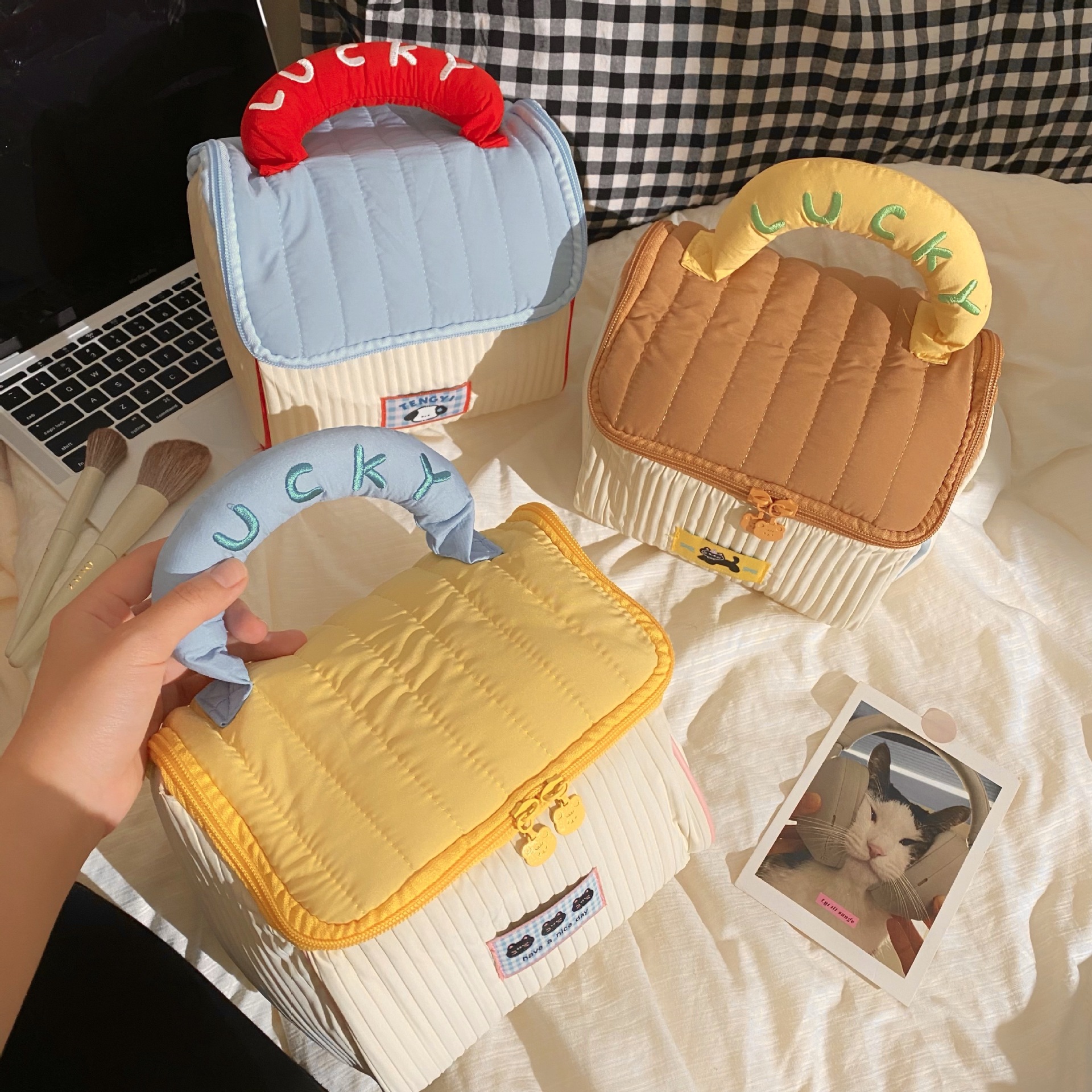 Cute House Makeup Bag, large capacity, high school girls' appearance level, portable travel toiletries and skin care products, hand-held storage bag details Picture