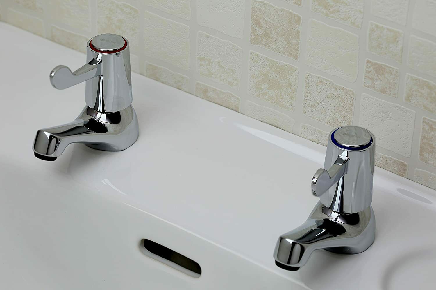 2X Faucet dual traditional bathroom washbasin chrome-plated hot and cold water faucet system Application Scenario
