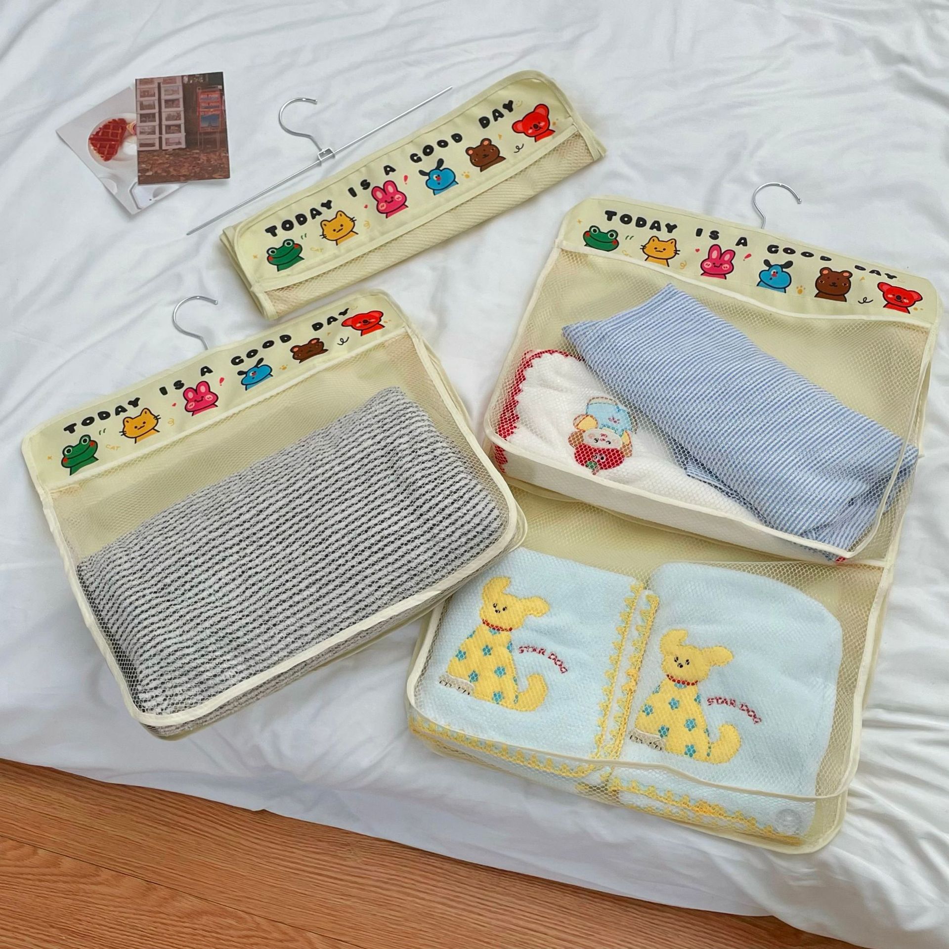 Animal pattern hanging bag type underwear and underpants storage bag, bedside wardrobe hanging bag in the dormitory, hanging bag for miscellaneous items behind the door, net bag Application Scenario