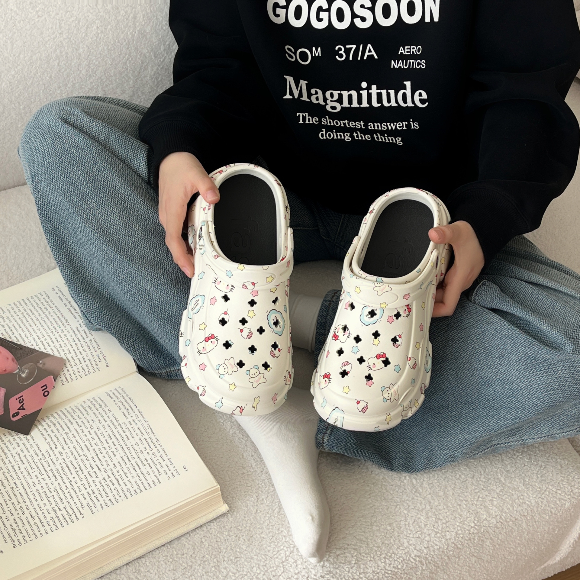Original bear cat-printed crocs, high appearance level, summer beach slippers, thick-soled anti-odor and anti-slip flip-flops full figure