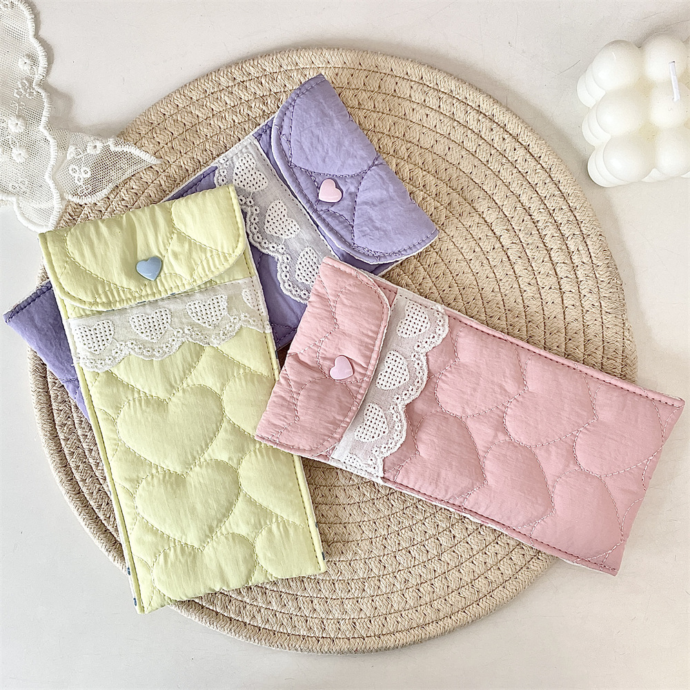 53133 Fresh and clean eyeglass bag, sunglasses storage, quilted heart-shaped cotton scratch-resistant portable eyeglass case Application Scenario