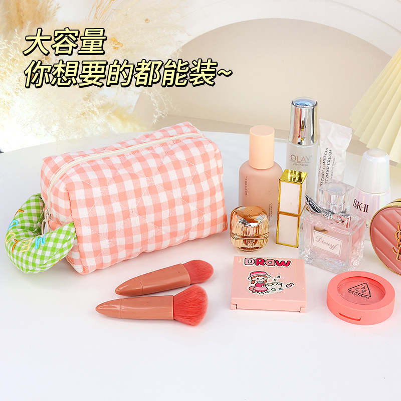 Macaron-colored makeup bag, portable, high appearance level toiletry bag, large-capacity storage bag, cute Instagram makeup storage bag Application Scenario