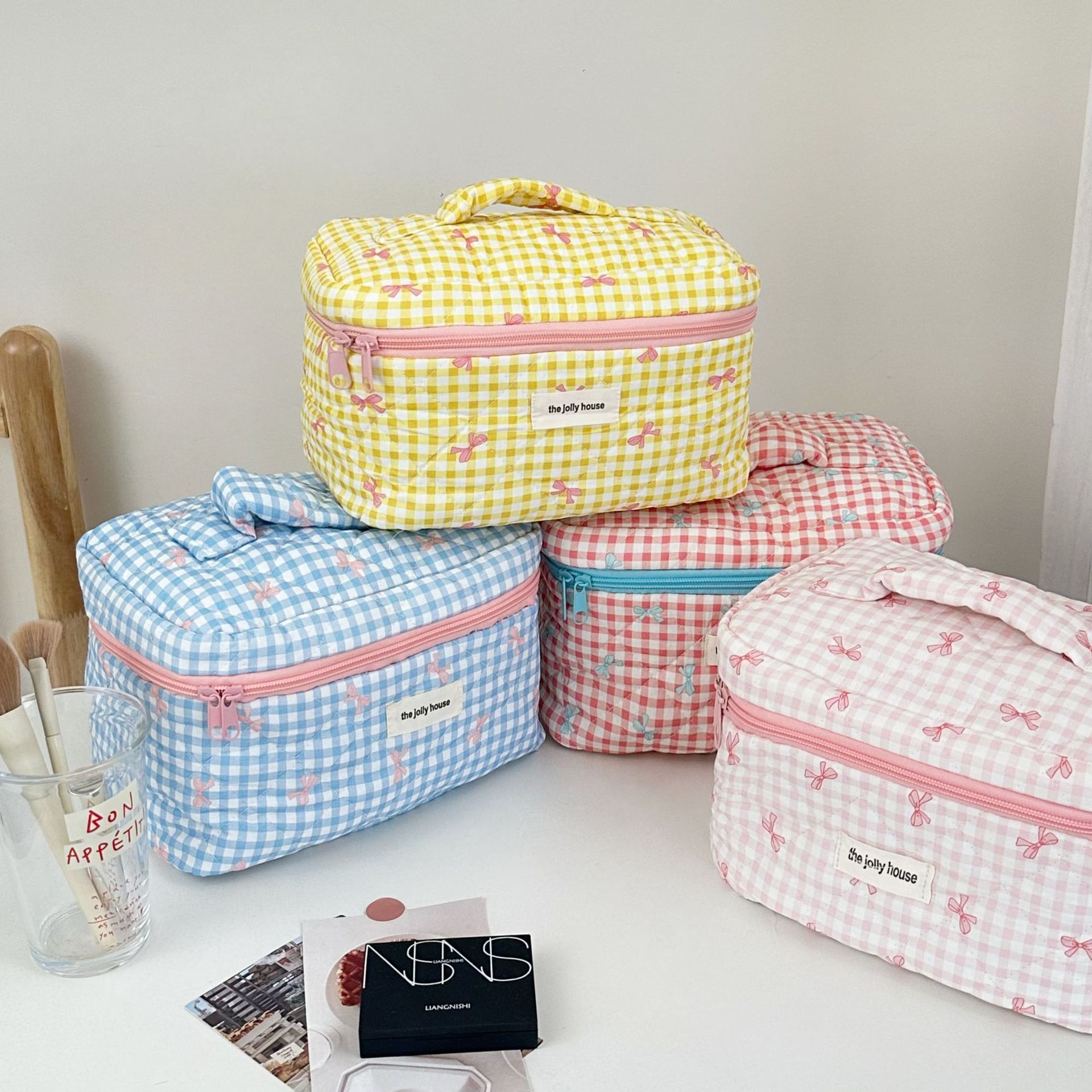 ins Korean version cream-style makeup bag, high appearance level bow, toiletries and skin care products storage bag, handbag Specification drawing