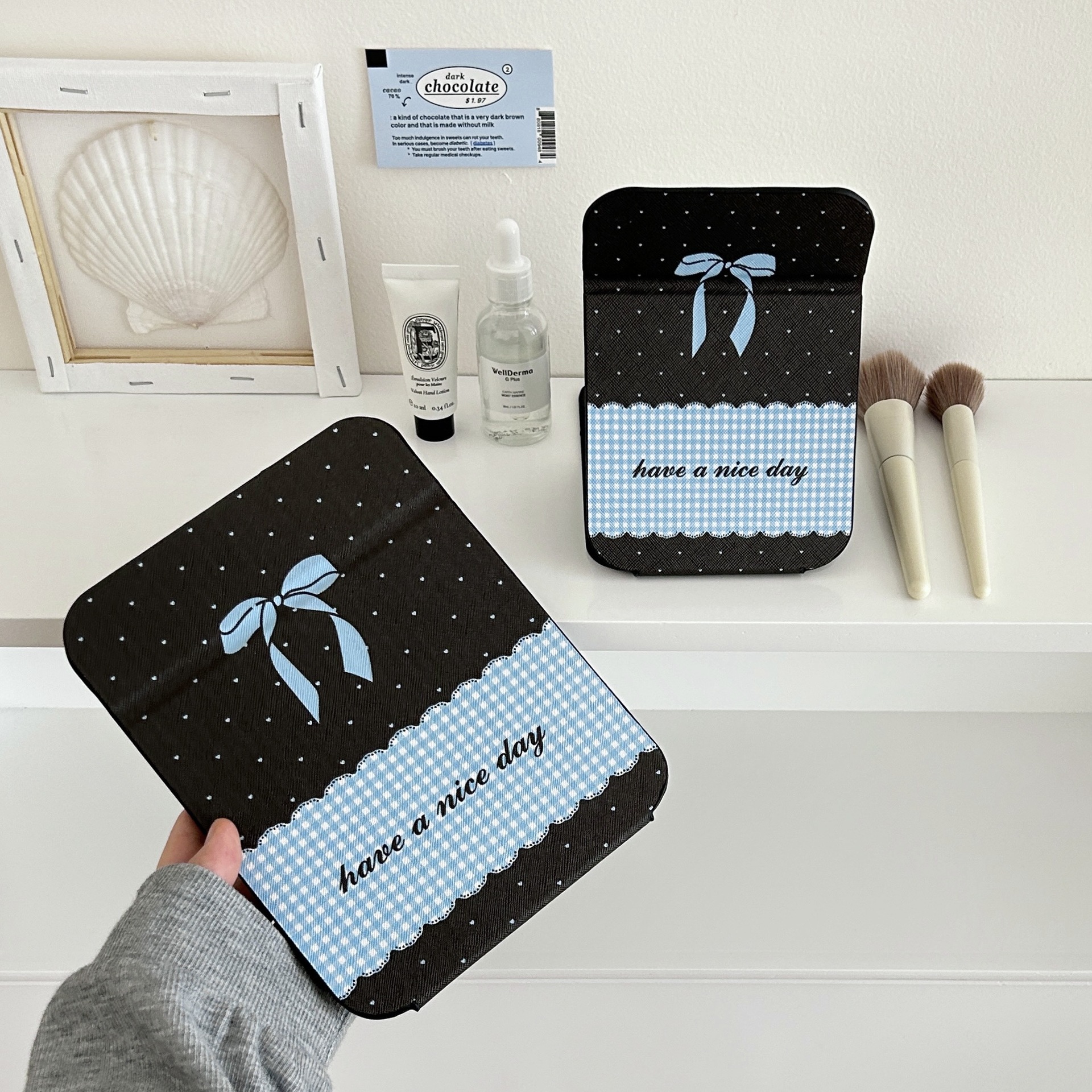 Blue checkered bow makeup mirror, high appearance level, folding mirror stand style, student dormitory, home, travel portable mirror Application Scenario