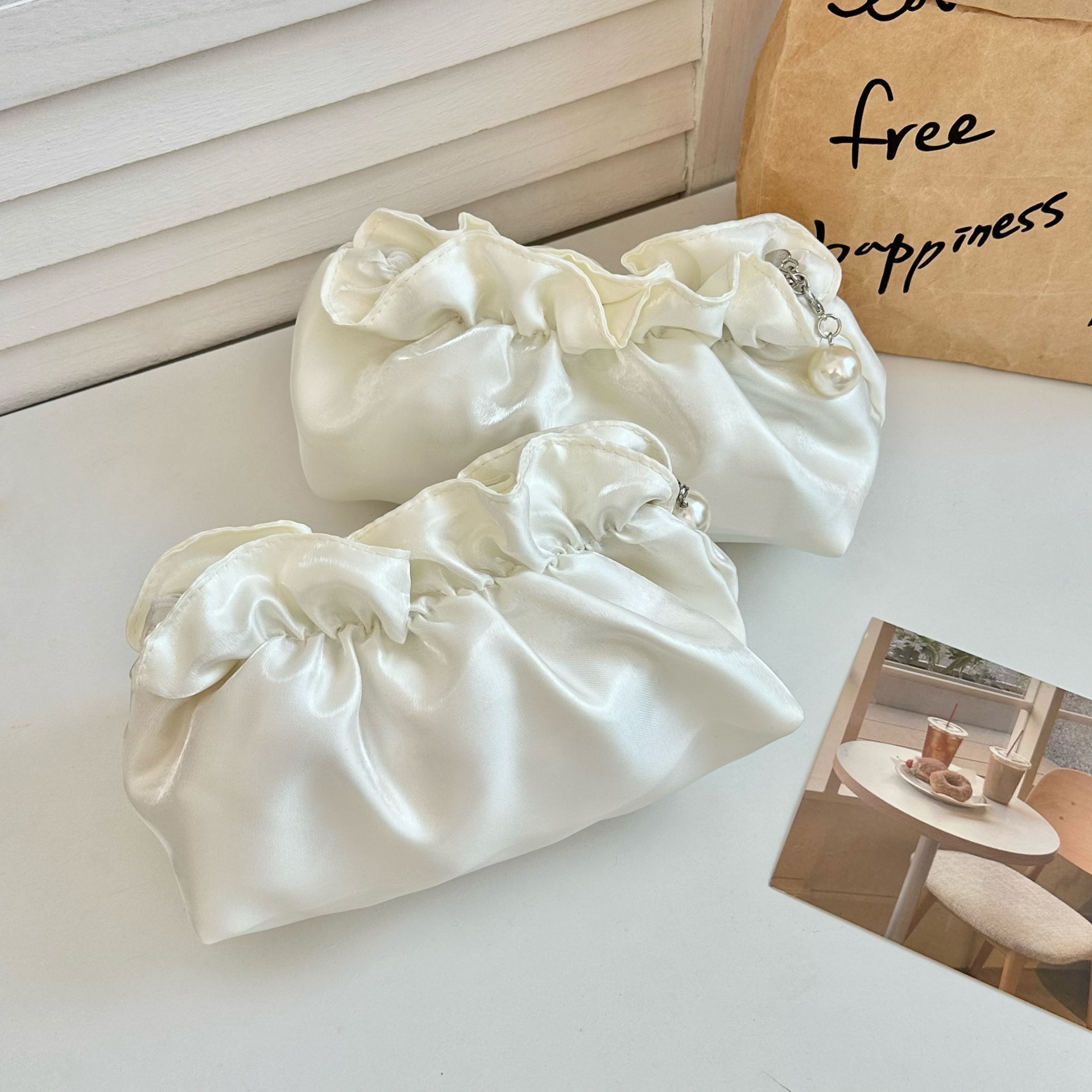 High-end pleated cloud makeup bag for women 2025 new portable large-capacity travel skincare storage bag and toiletry bag Application Scenario