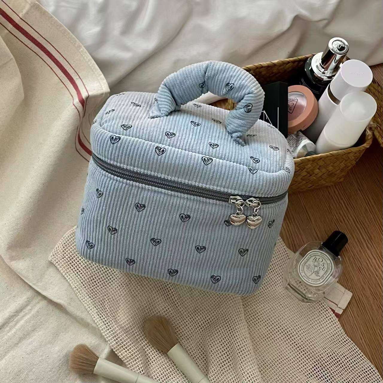 Ins-style corduroy heart-shaped cosmetic bag for women, large-capacity high-end hand-held cosmetic bag, cosmetic storage bag Application Scenario