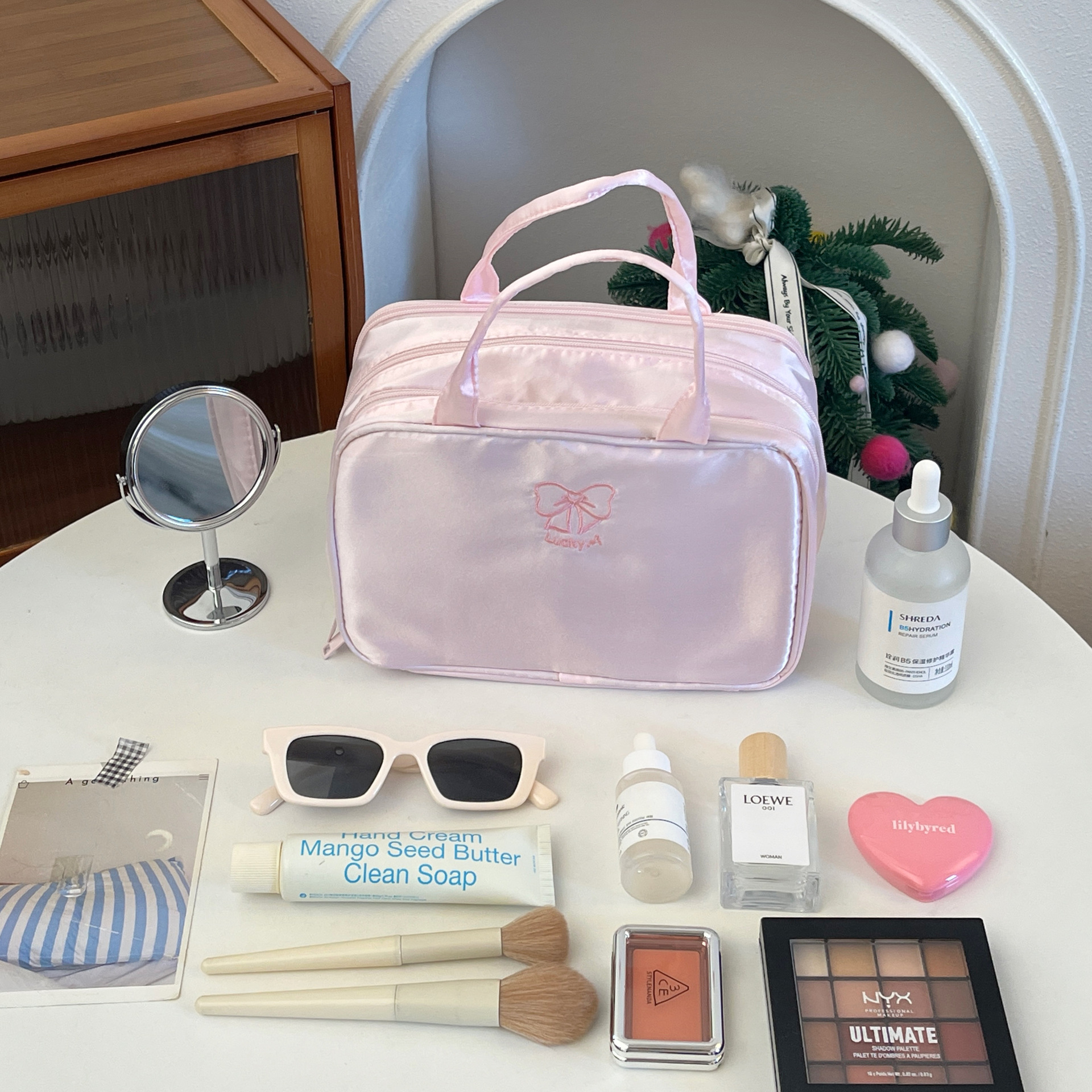 A pink three-layer makeup bag for young girls, a large-capacity portable hand-held makeup bag, and a cosmetic storage bag for travel and business trips Application Scenario