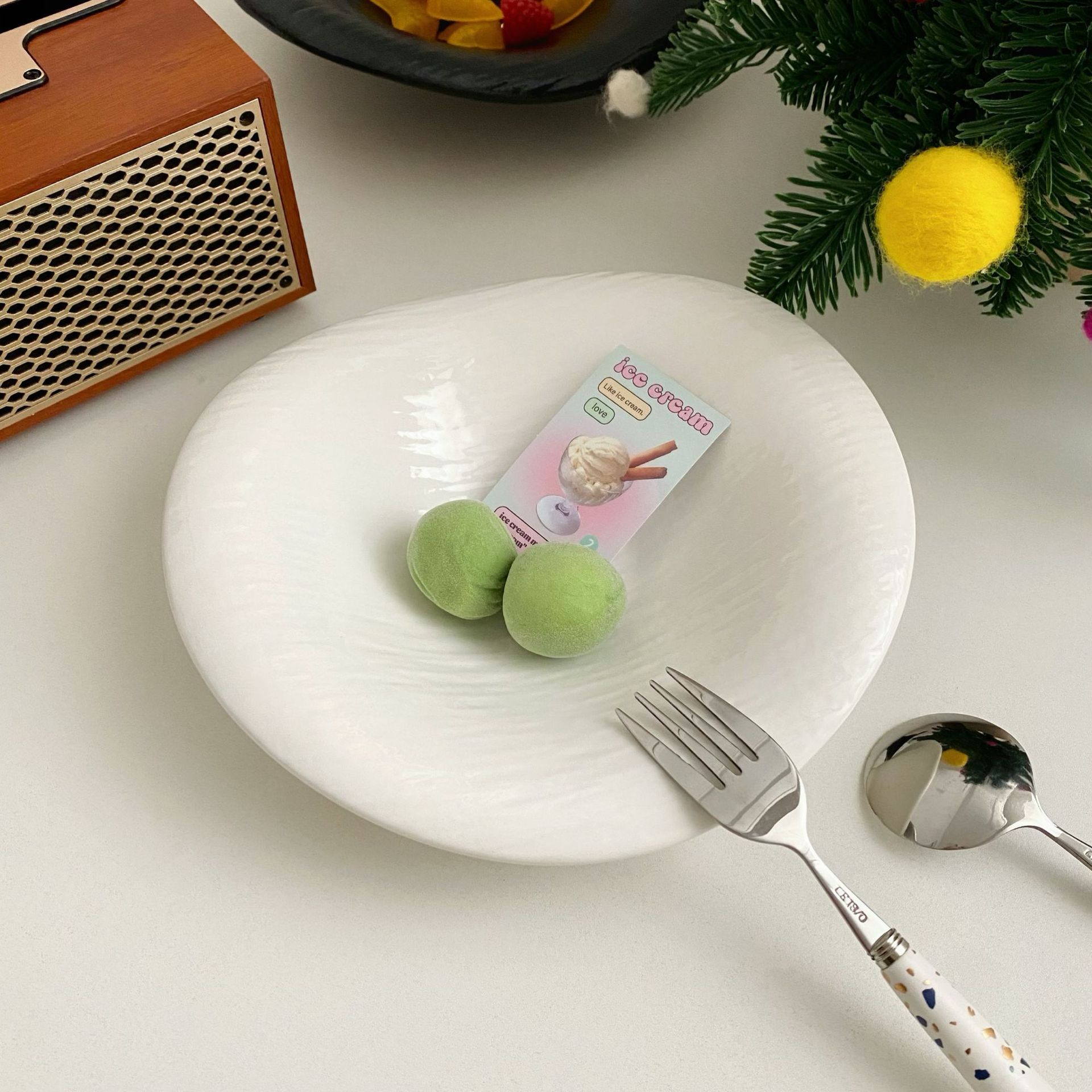 ins cloud plate, ceramic plate, rock pattern, simple style, high-end feel, irregular irregular salad plate, fruit yogurt plate Application Scenario