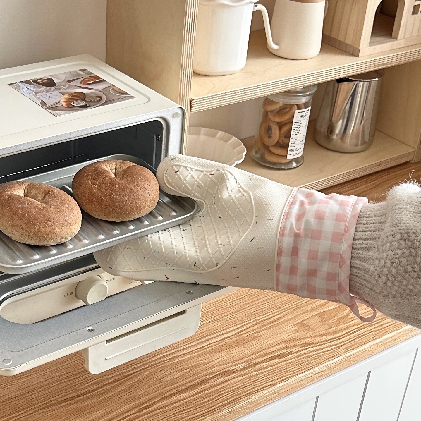 Heat-insulating and heat-resistant hand covers, oven gloves, kitchen thickened high-temperature resistant microwave baking tools, cute silicone gloves Application Scenario