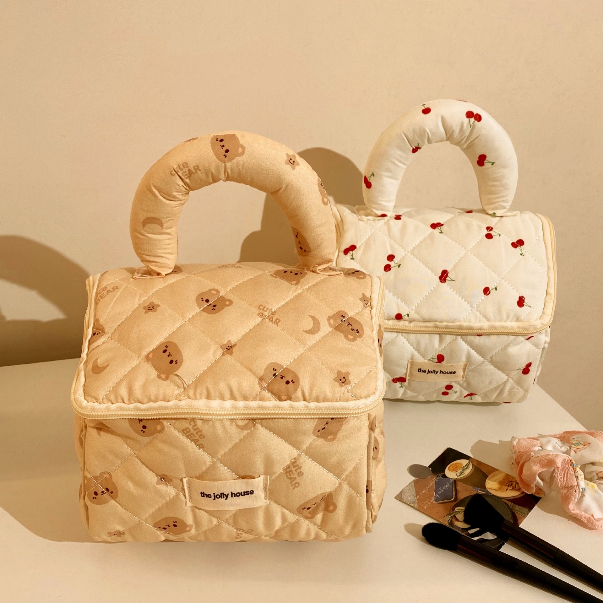 A new cross-border cute bear makeup bag for women, a large-capacity portable and travel cosmetics hand-held storage bag Specification drawing