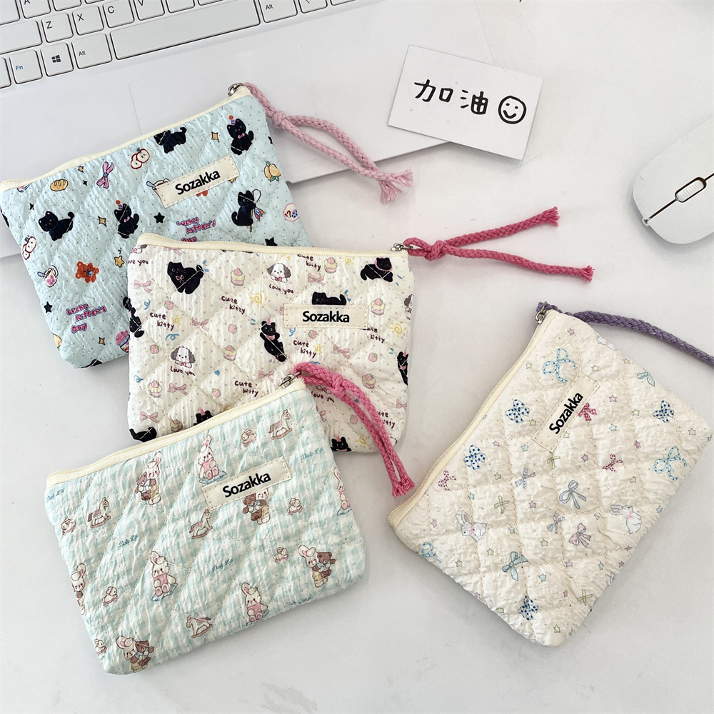5425 Quilted floral interlaced cotton portable storage bag, soft and fluffy coin purse opening, red envelopes, cosmetics and sundries storage Application Scenario