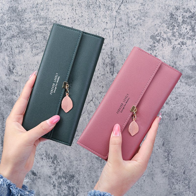 The 2021 new multi-functional Korean-style simple leaf pendant long three-fold wallet wallet is practical and portable Application Scenario