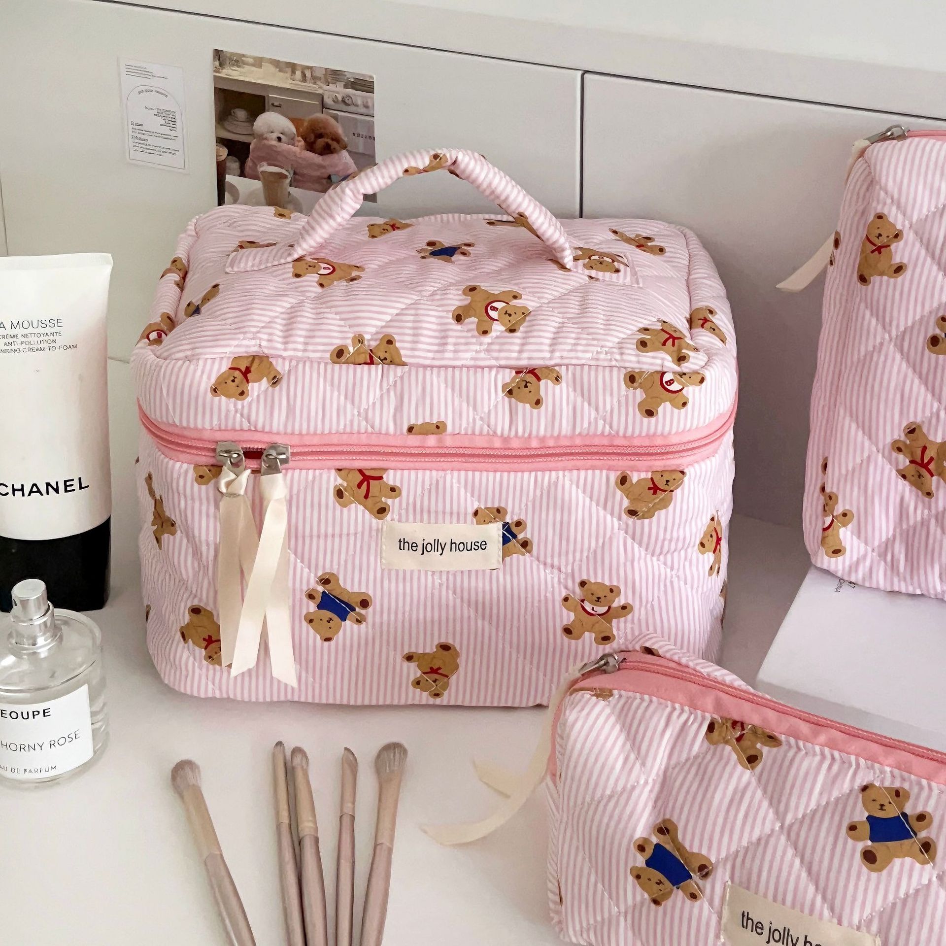 Sweet striped bear makeup bag, a girl's heart, portable large-capacity cosmetics storage bag for going out, hand-held bag Application Scenario