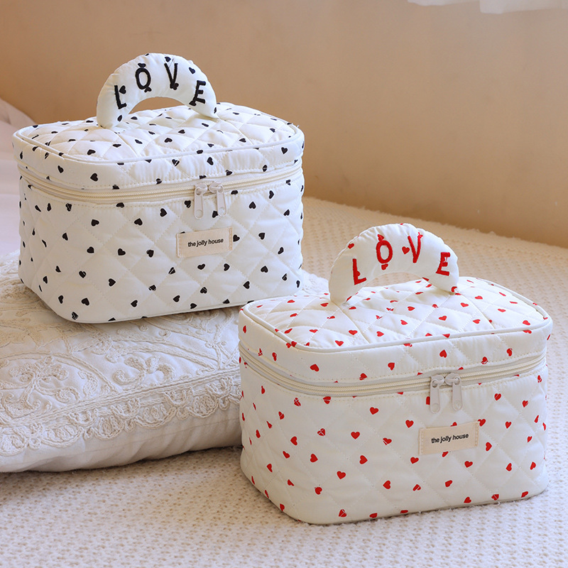 New heart-shaped makeup bag, large-capacity, multi-functional portable travel skincare and toiletry bag, storage bag full figure