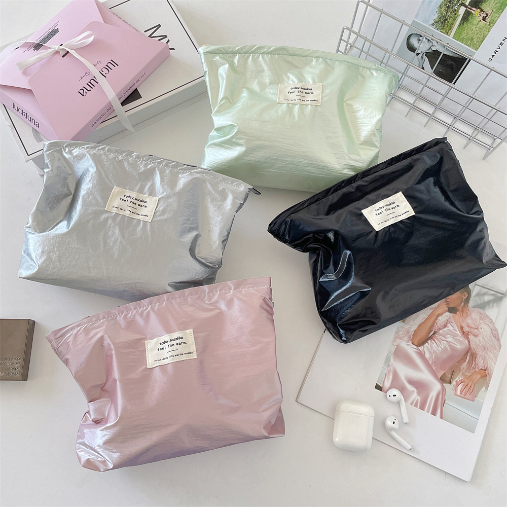 5691 stylish and niche silver glossy makeup bag, storage bag, large-capacity portable toiletry inner liner bag, and organizing bag full figure