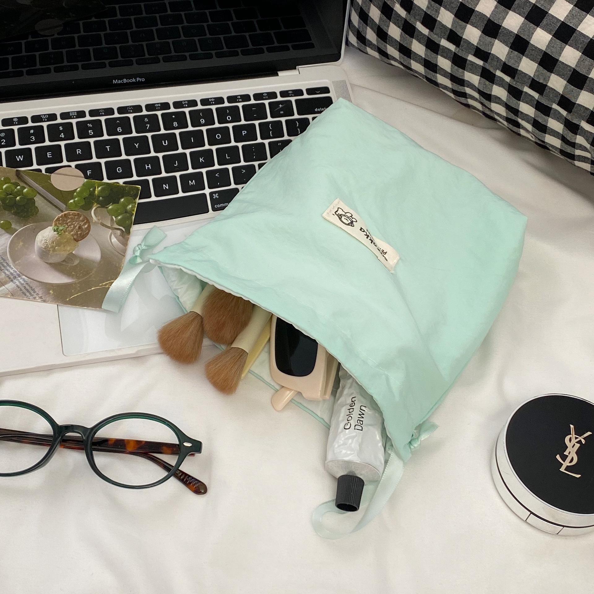 Simple solid-color drawstring bag, cute puppy drawstring storage bag, lipstick, headphones, small bag. When going out, carry the bag hand in hand Specification drawing
