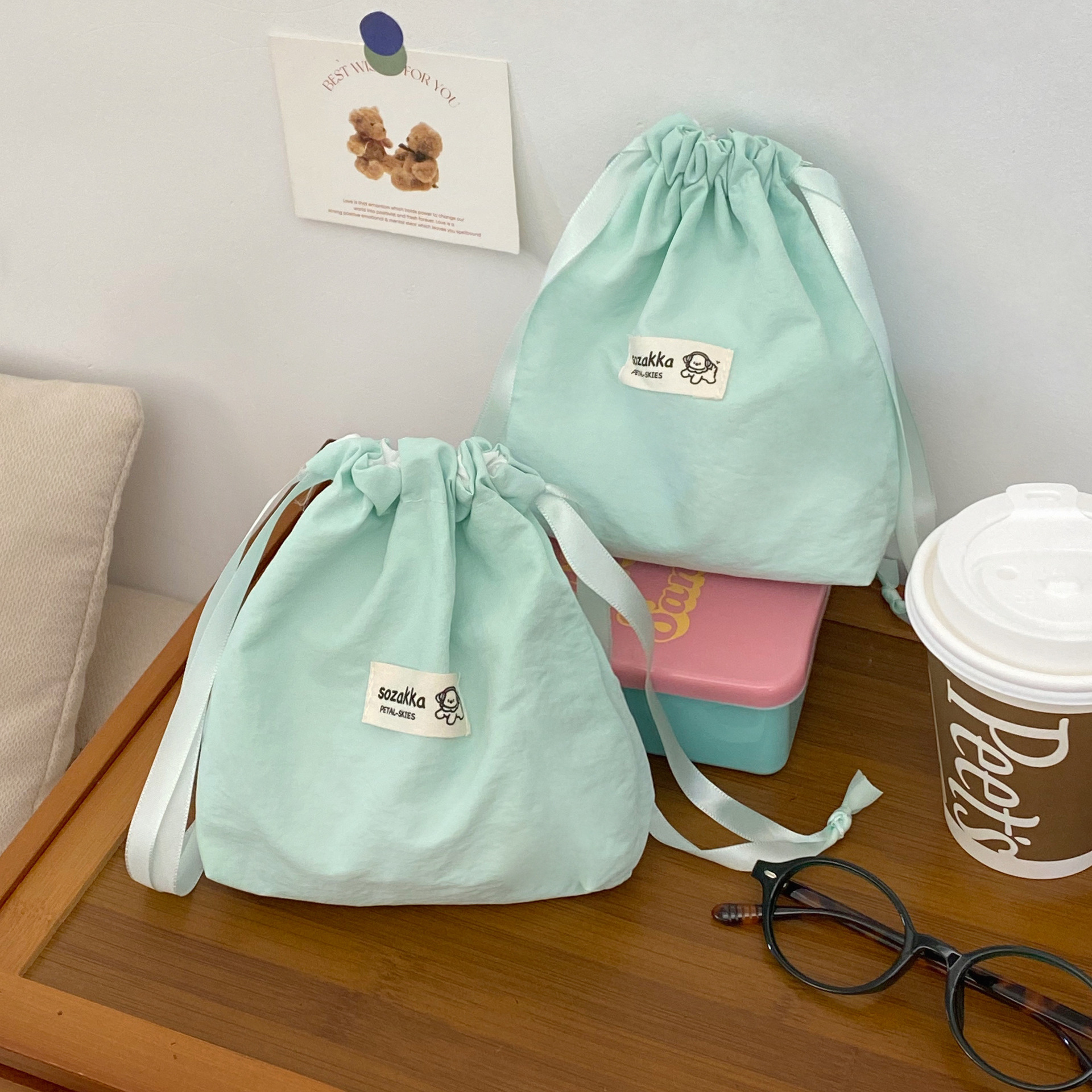 Simple solid-color drawstring bag, cute puppy drawstring storage bag, lipstick, headphones, small bag. When going out, carry the bag hand in hand full figure