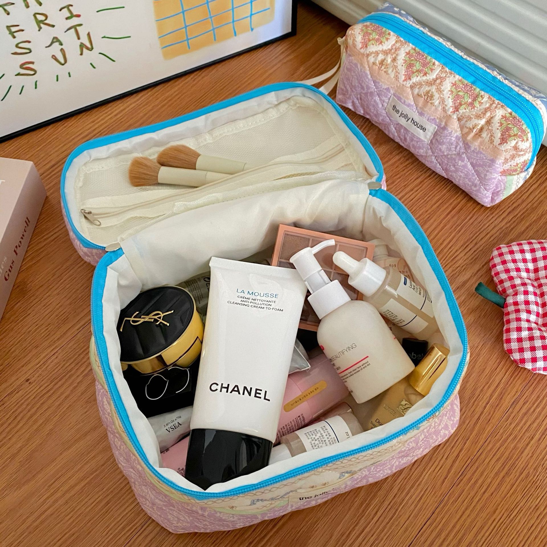 Ethnic style makeup bag for women, large-capacity portable for going out, skin care product storage bag, carry-on handbag, hand-held makeup bag Application Scenario