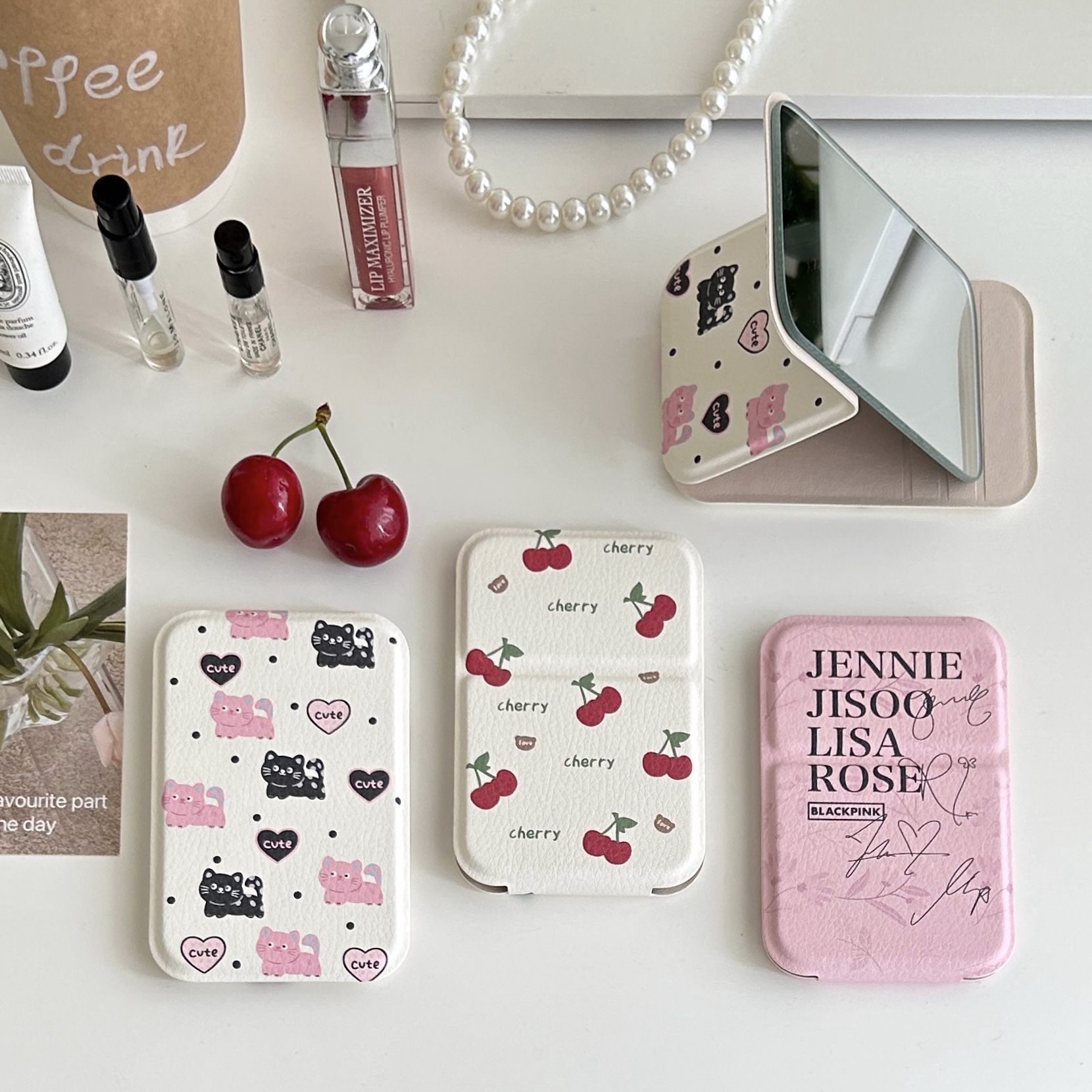 Cute mini folding mirror, girlish heart, portable makeup mirror, portable handheld touch-up mirror, desktop dressing mirror for girls Specification drawing
