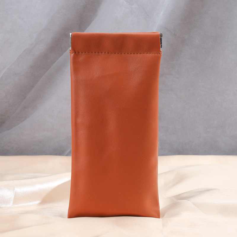 Storage bag, lipstick, makeup bag, mini charger, automatic closure, tight mouth, wired headphones, data cable Specification drawing