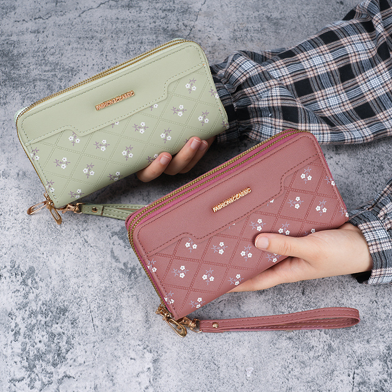 A new long Korean-style simple and spliced hand-held bag for girls, a wallet with a feminine touch Application Scenario