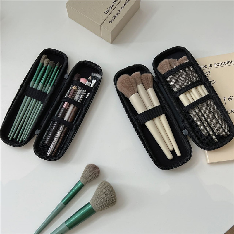 A new portable makeup brush bag for women, a small brush, eyebrow pencil and eyeshadow brush storage bag that can be carried around for travel full figure
