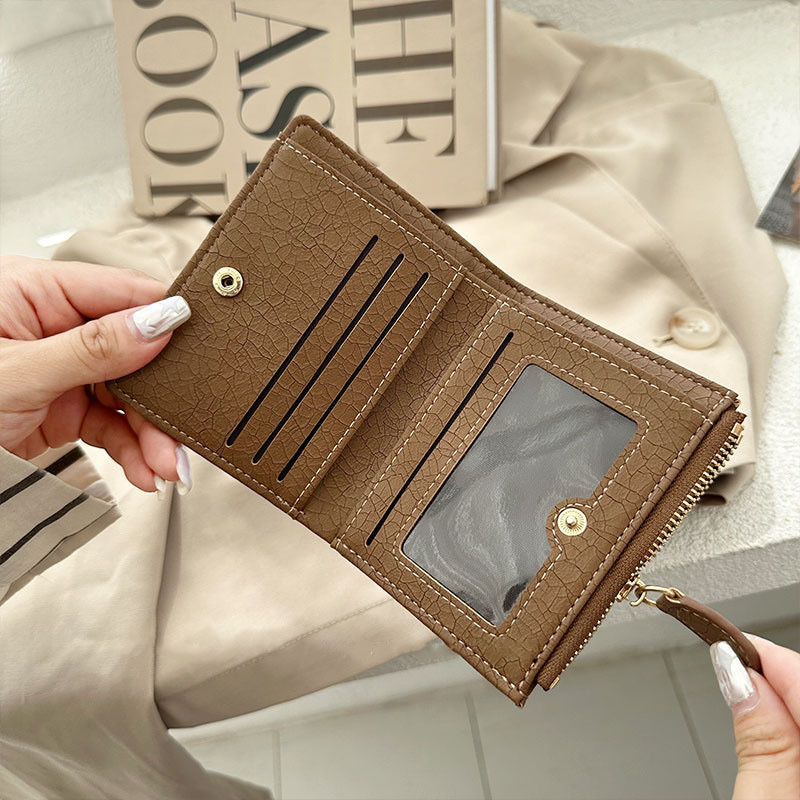 The best-selling ins avocado green wallet ~ A Korean-style student retro folding wallet with a forest-themed artistic buckle coin purse Application Scenario