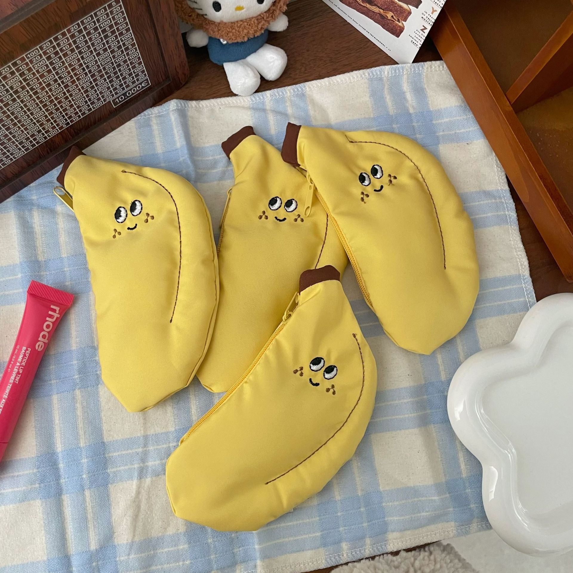 Cute little banana handmade coin purse, cartoon girl's heart, mini canvas ID card headphones, storage student bag pendant details Picture