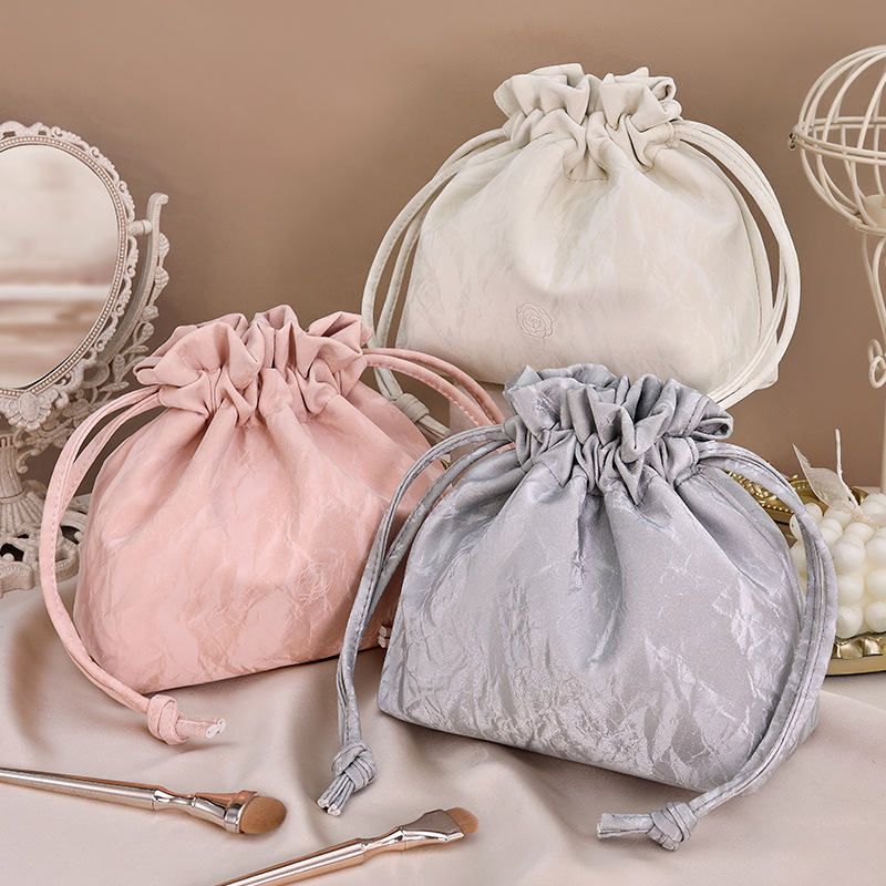 New cosmetic bag, lazy person, flowing sand, ins style, large capacity, French high appearance level, classic storage, portable and close-fitting Application Scenario