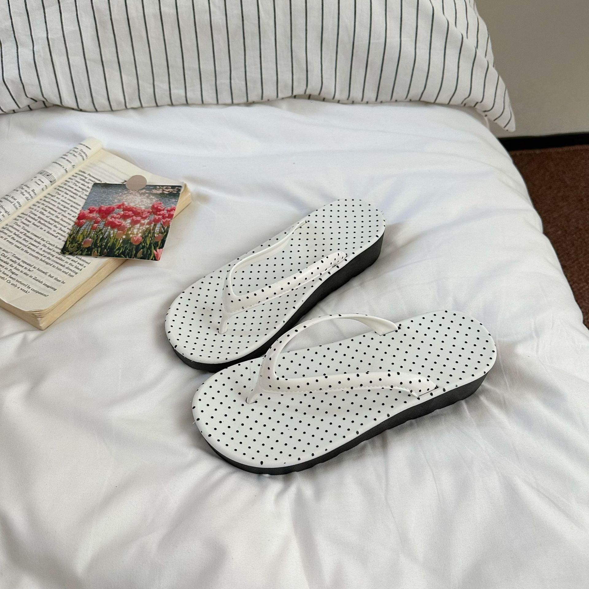ins Polka dot herpesho women's 2025 new versatile beach slippers, summer outerwear soft-soled thick-soled slippers details Picture